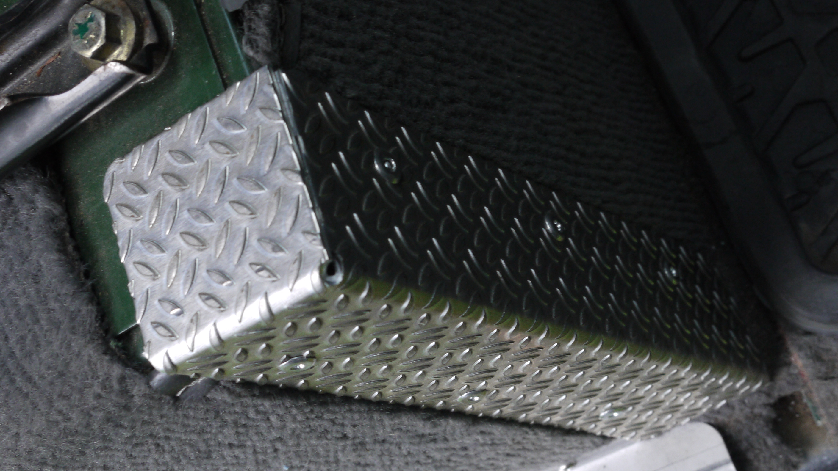 P1070798 Defender Innenausstattung Teppich Kantechutz Land Rover