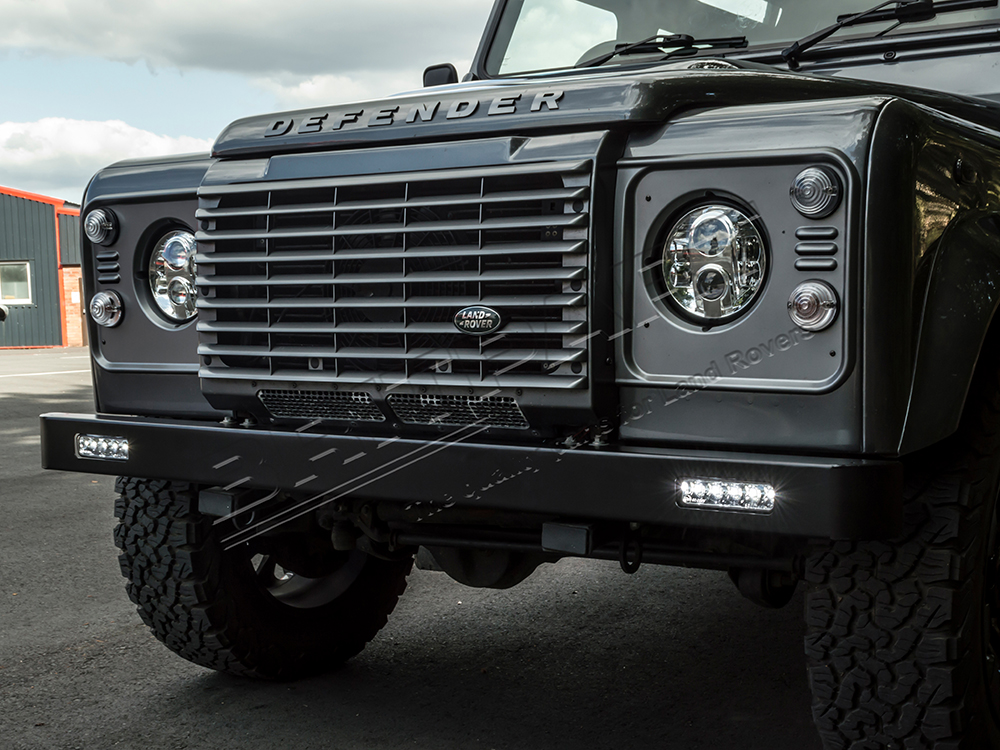 DA8600_situ1 Defender Stoßstange schwarz mit Led Tagfahrlicht